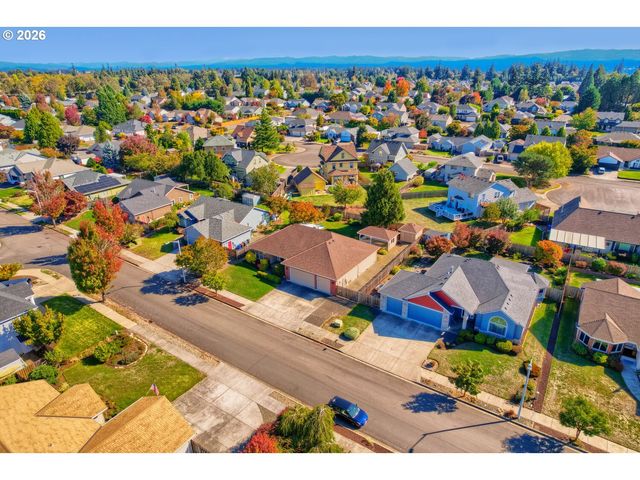 19380 HAZELGROVE Dr, Oregon City, OR 97045