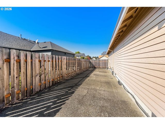 19380 HAZELGROVE Dr, Oregon City, OR 97045
