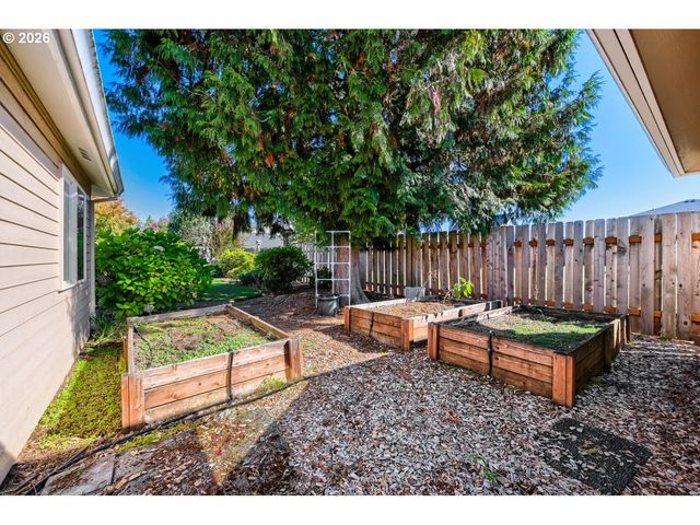 19380 HAZELGROVE Dr, Oregon City, OR 97045
