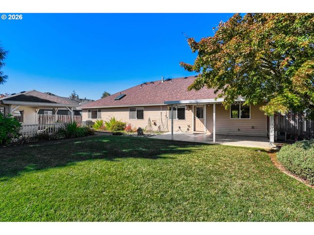 19380 HAZELGROVE Dr, Oregon City, OR 97045