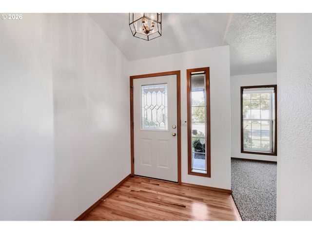 19380 HAZELGROVE Dr, Oregon City, OR 97045