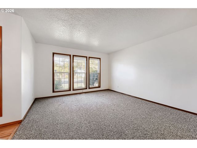 19380 HAZELGROVE Dr, Oregon City, OR 97045