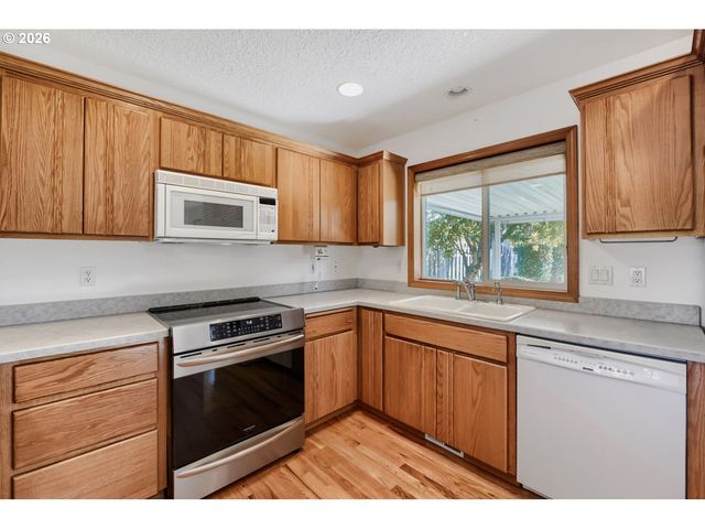 19380 HAZELGROVE Dr, Oregon City, OR 97045