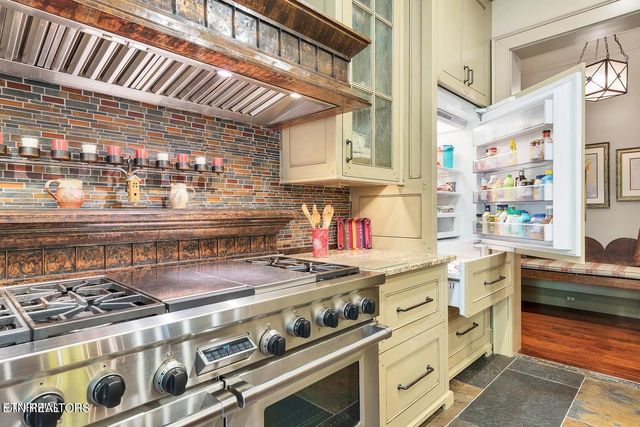 4209 Lake Meadow Way, Louisville, TN 37777