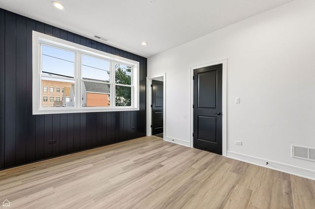 3902 S Lake Park Avenue 2, Chicago, IL 60653