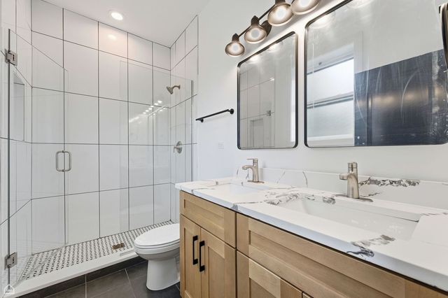 3902 S Lake Park Avenue 2, Chicago, IL 60653