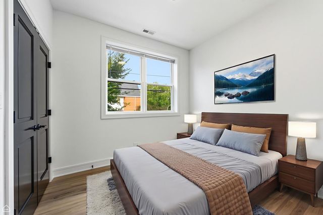 3902 S Lake Park Avenue 2, Chicago, IL 60653