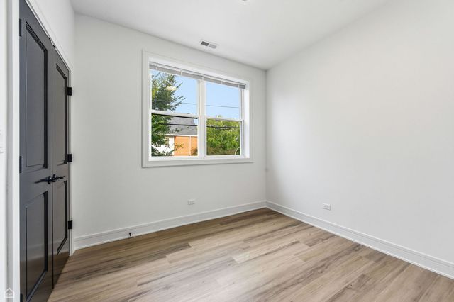 3902 S Lake Park Avenue 2, Chicago, IL 60653