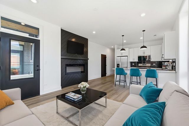 3902 S Lake Park Avenue 2, Chicago, IL 60653