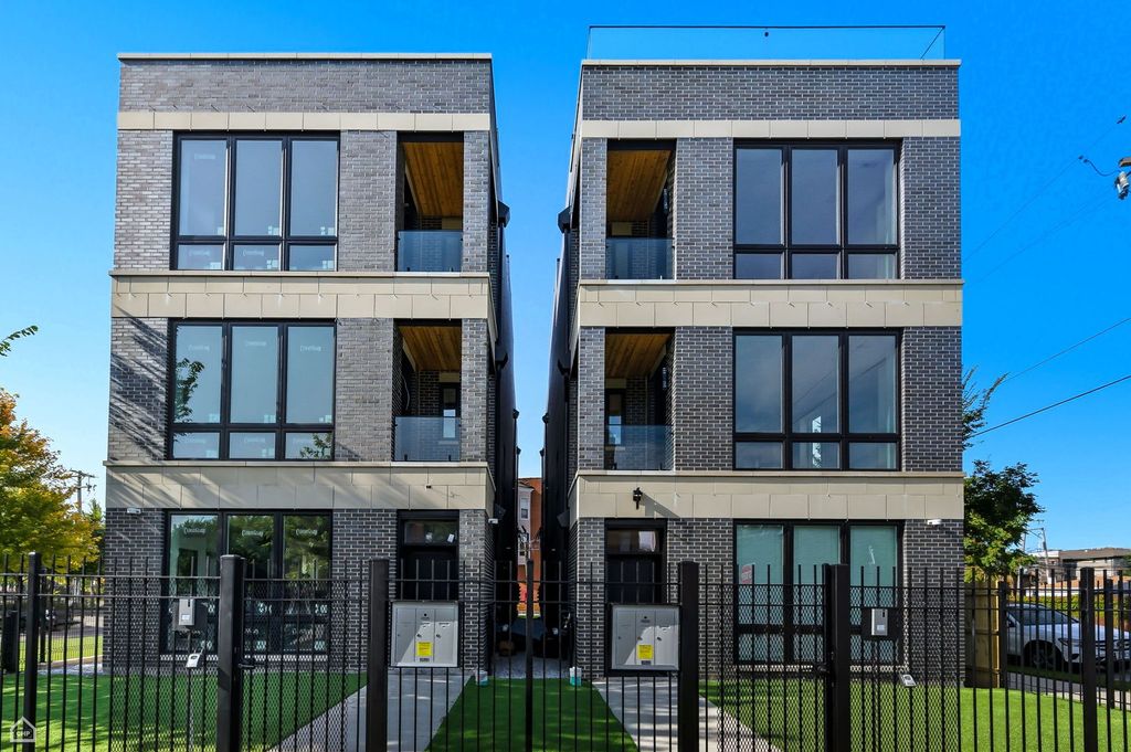 3902 S Lake Park Avenue 2, Chicago, IL 60653