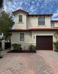 7614 Bristol CIR, Naples, FL 34120