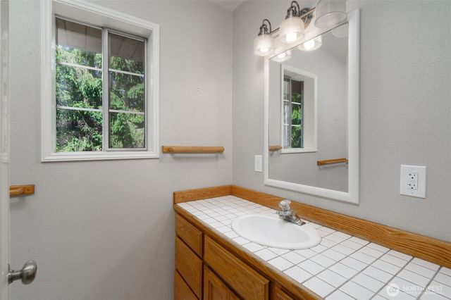 2003 Woodridge Avenue, Mount Vernon, WA 98273