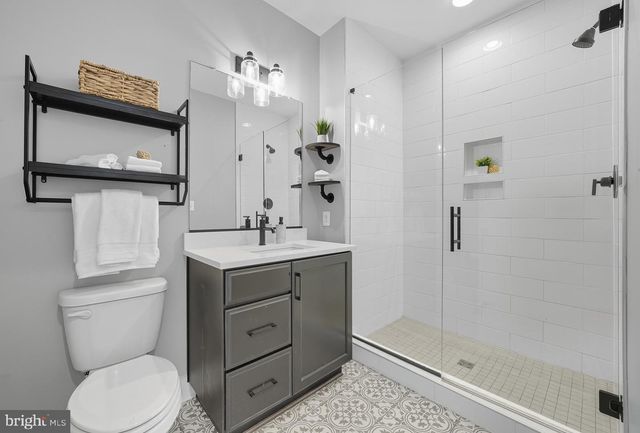 8215 RIVER RD, Bethesda, MD 20817
