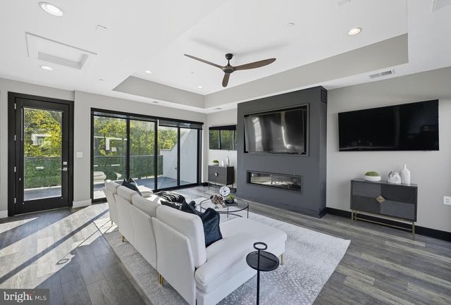 8215 RIVER RD, Bethesda, MD 20817