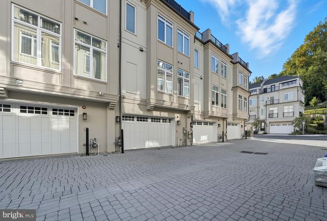 8215 RIVER RD, Bethesda, MD 20817