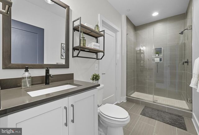 8215 RIVER RD, Bethesda, MD 20817
