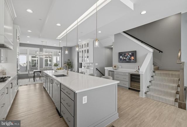 8215 RIVER RD, Bethesda, MD 20817