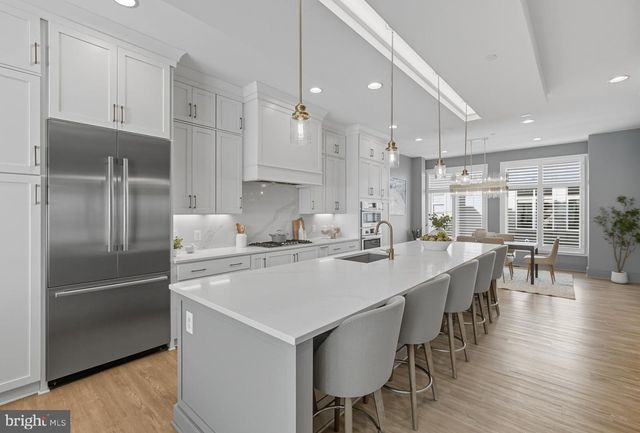 8215 RIVER RD, Bethesda, MD 20817