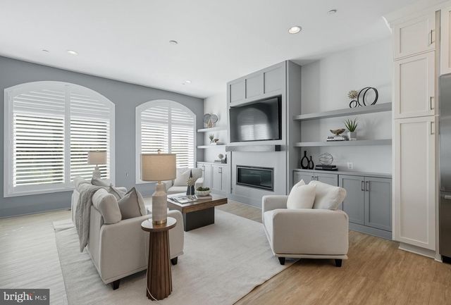 8215 RIVER RD, Bethesda, MD 20817