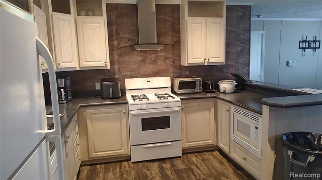 66 Grey Fox Court, Grand Blanc, MI 48439