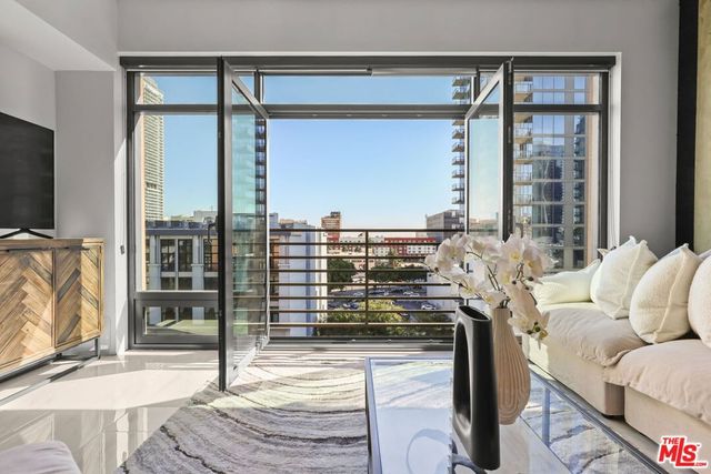 1111 S Grand Avenue 916, Los Angeles, CA 90015