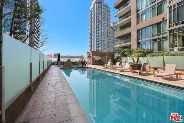 1111 S Grand Avenue 916, Los Angeles, CA 90015