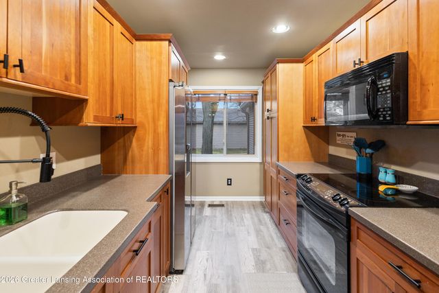 906 Montevideo Drive B, Lansing, MI 48917