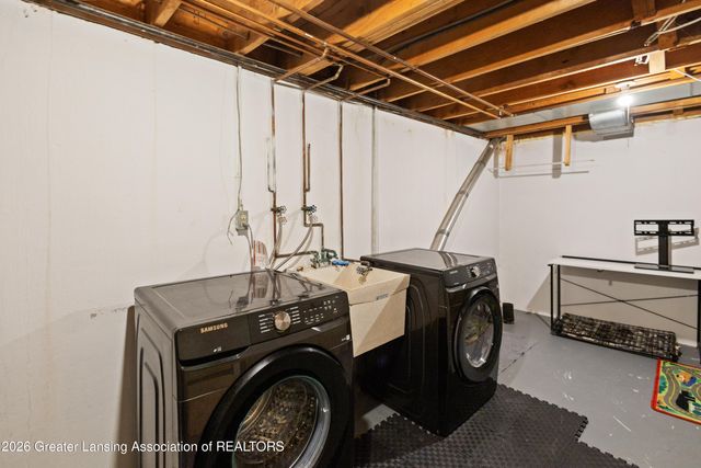 906 Montevideo Drive B, Lansing, MI 48917