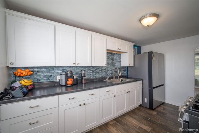 1076 W Kurtz Avenue, Flint, MI 48505
