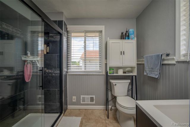 1076 W Kurtz Avenue, Flint, MI 48505