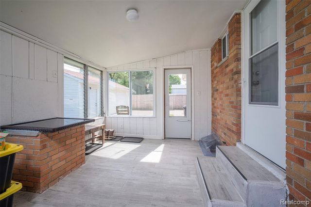 1076 W Kurtz Avenue, Flint, MI 48505