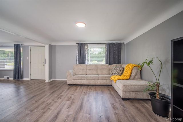 1076 W Kurtz Avenue, Flint, MI 48505