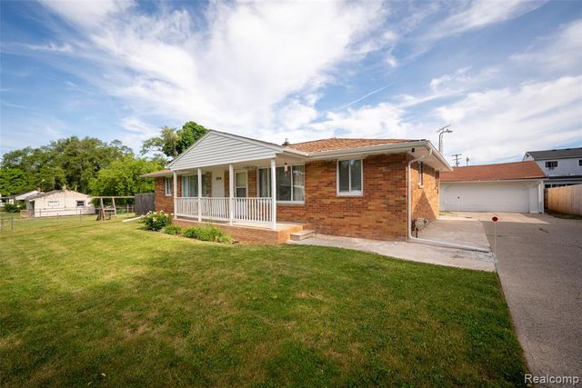 1076 W Kurtz Avenue, Flint, MI 48505