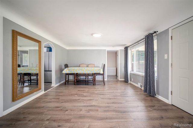 1076 W Kurtz Avenue, Flint, MI 48505