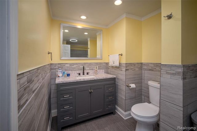 1076 W Kurtz Avenue, Flint, MI 48505