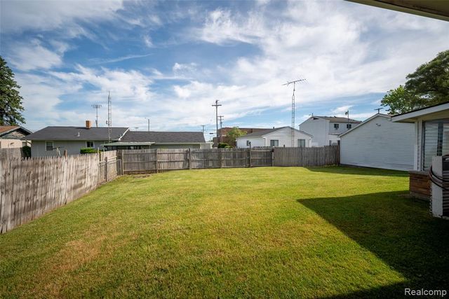 1076 W Kurtz Avenue, Flint, MI 48505