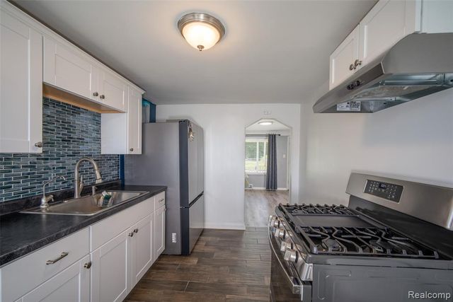 1076 W Kurtz Avenue, Flint, MI 48505