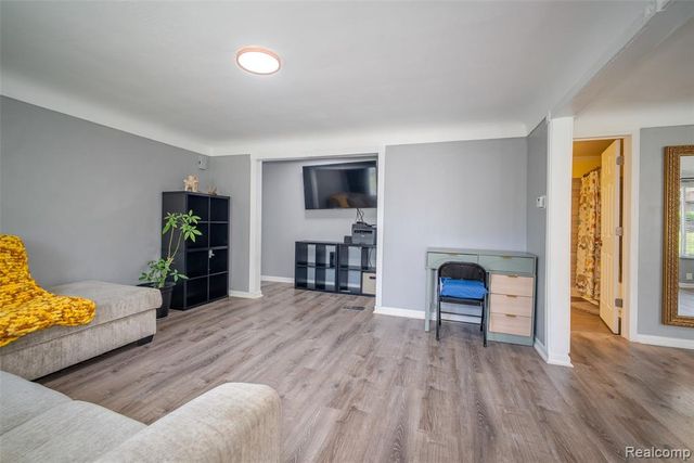 1076 W Kurtz Avenue, Flint, MI 48505
