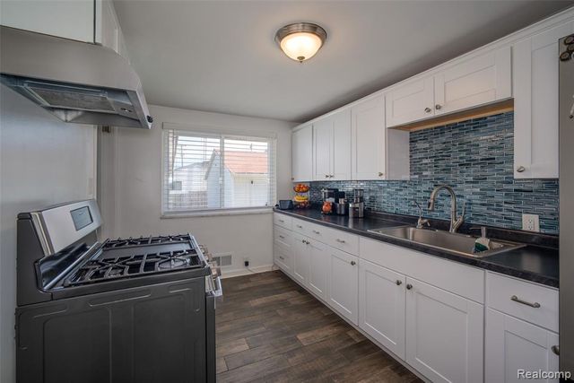 1076 W Kurtz Avenue, Flint, MI 48505