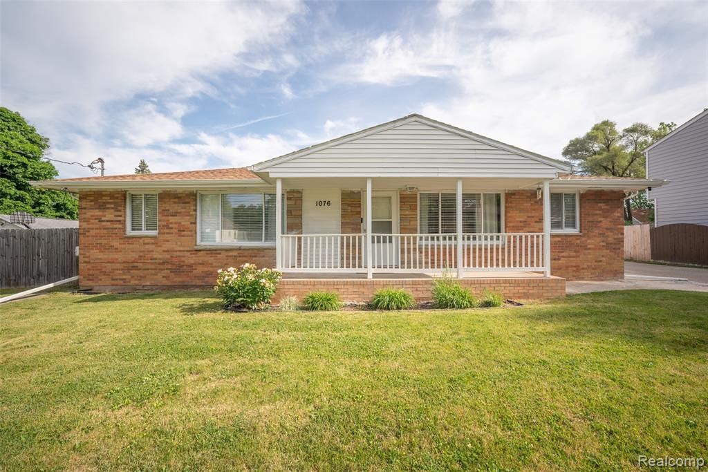 1076 W Kurtz Avenue, Flint, MI 48505