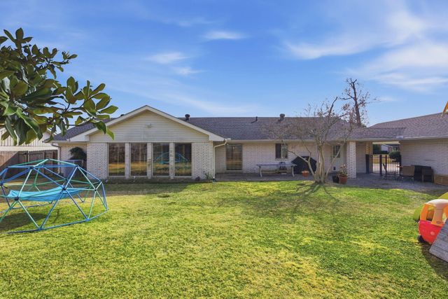 1518 S Chateau Circle, Lake Charles, LA 70605