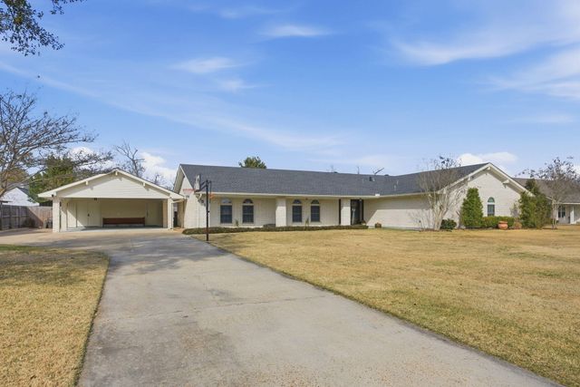 1518 S Chateau Circle, Lake Charles, LA 70605