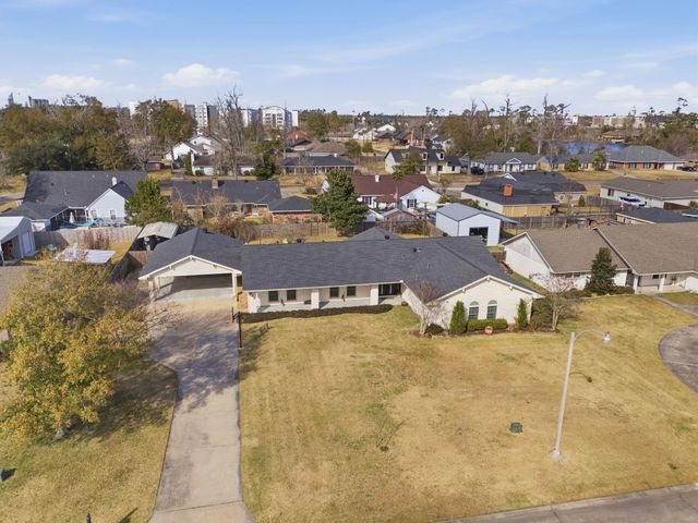 1518 S Chateau Circle, Lake Charles, LA 70605