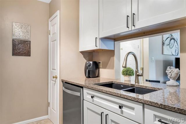 6840 Cottage Grove Lane J, St Louis, MO 63129