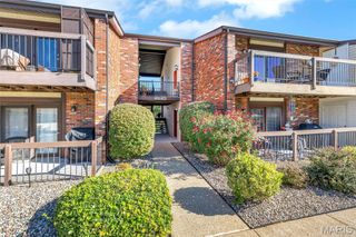 6840 Cottage Grove Lane J, St Louis, MO 63129