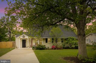 6004 BROOKVIEW DR, Alexandria, VA 22310