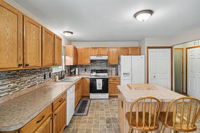 2422 Par Court, Howell, MI 48843
