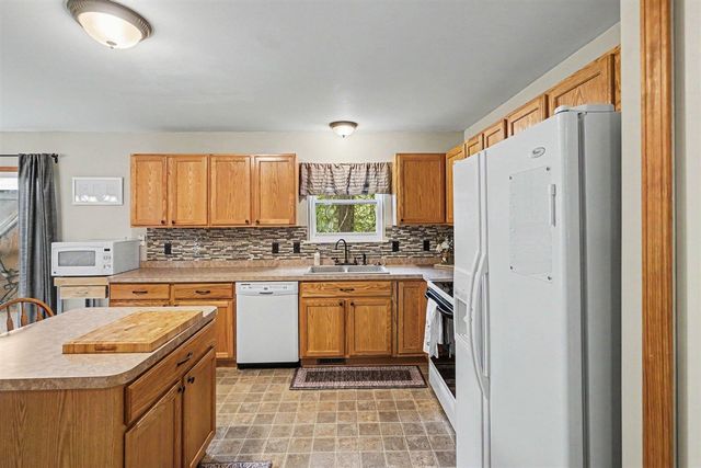 2422 Par Court, Howell, MI 48843