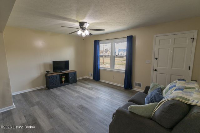 11214 Deering Rd, Louisville, KY 40272