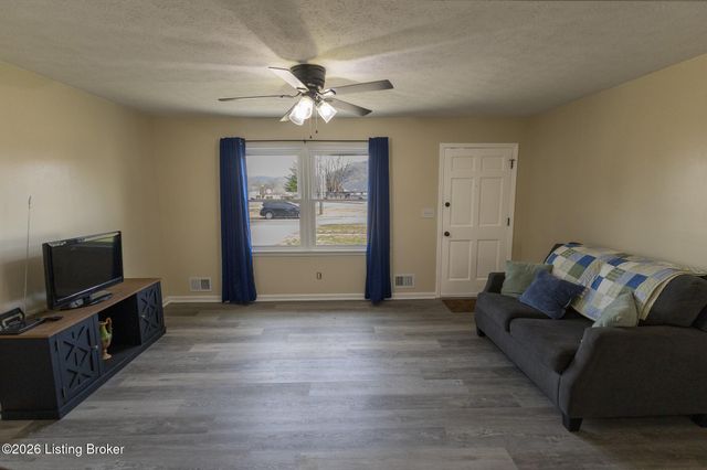 11214 Deering Rd, Louisville, KY 40272